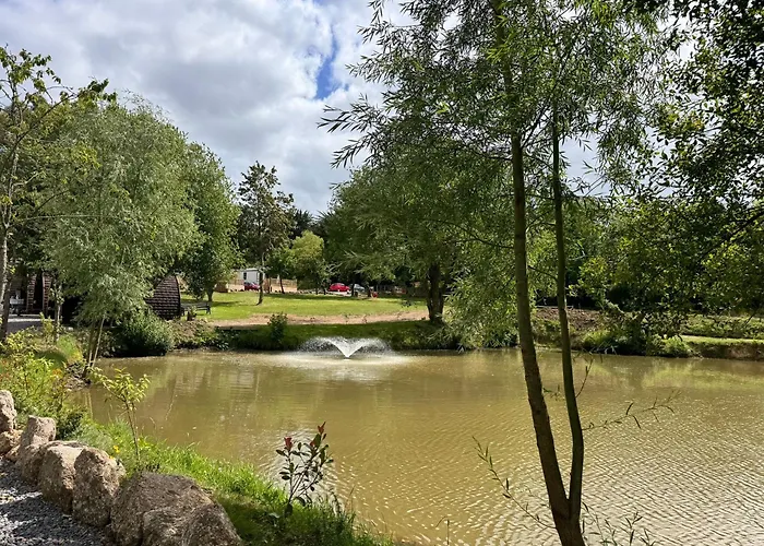 Lake View Holiday Home - Fishing Lakes, Heated Outdoor Swimming Pool 500Yrds