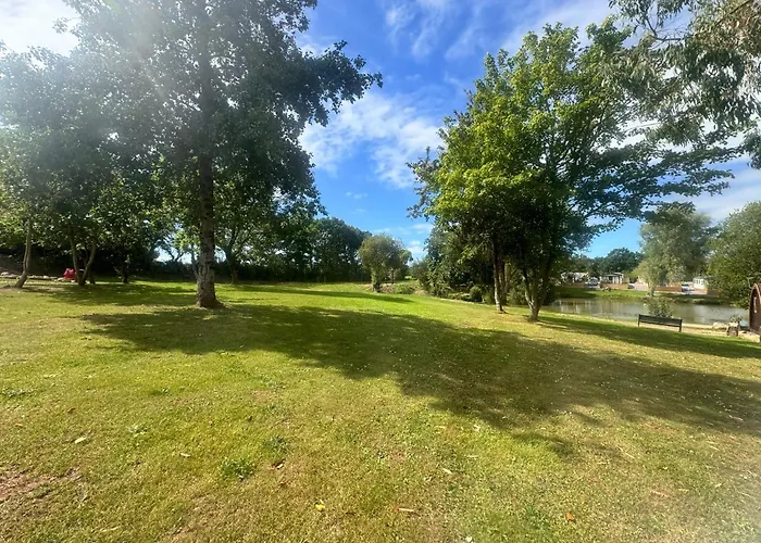 Lake View Holiday Home - Fishing Lakes, Heated Outdoor Swimming Pool 500Yrds