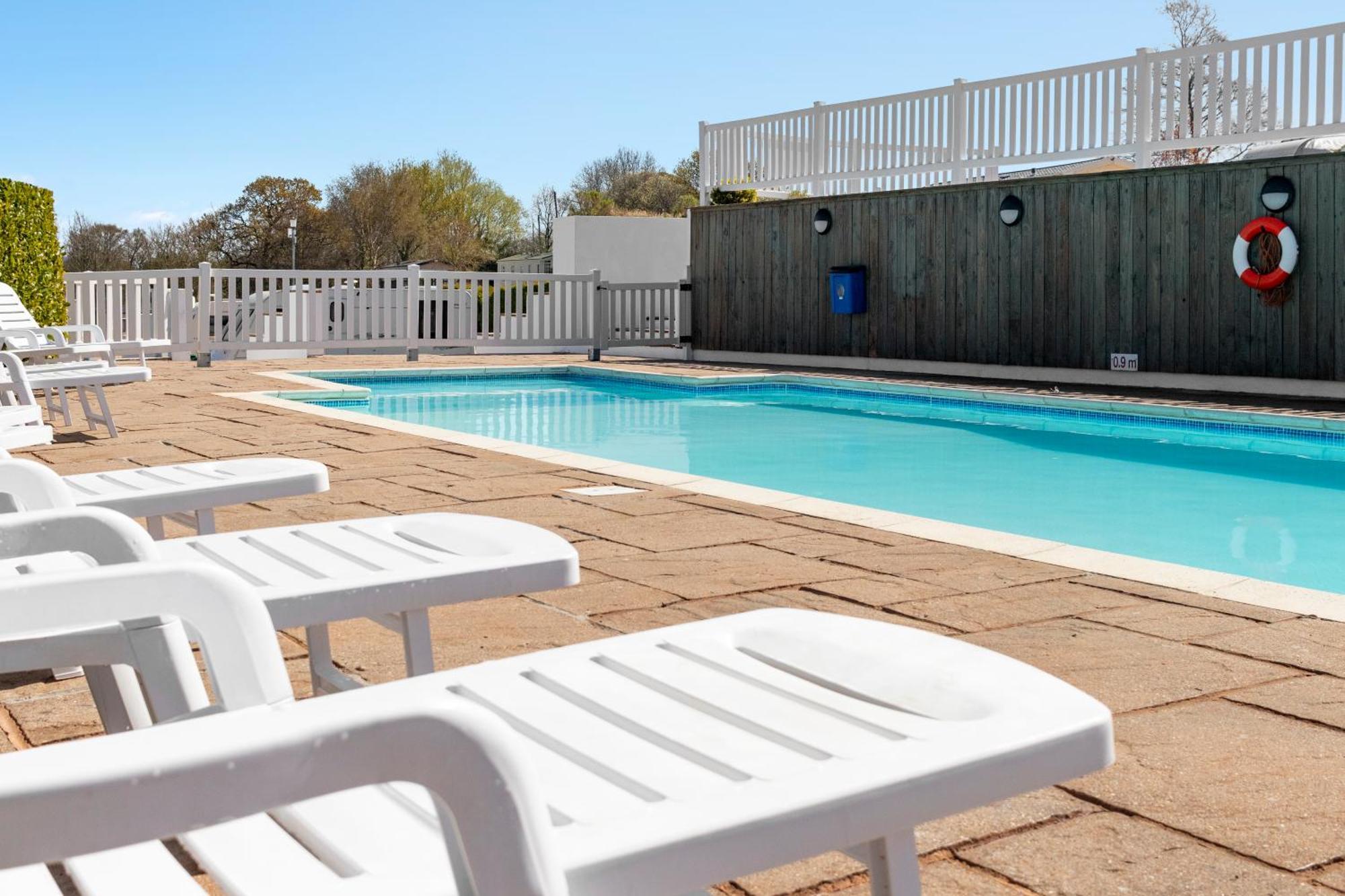 View - Fishing Lakes, Heated Outdoor Swimming Pool 500yrds Exeter